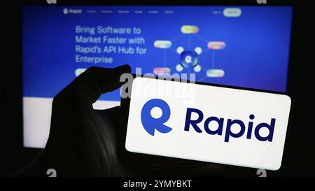 Stuttgart, Deutschland, 28.03.2024: Person, die ein Smartphone mit dem Logo des US-API-Hub-Unternehmens R Software Inc. (RapidAPI) vor der Website hält. Konzentrieren Sie sich auf Pho Stockfoto