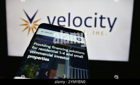 Stuttgart, Deutschland, 05.03.2024: Smartphone mit Webseite des US-amerikanischen Immobilienfinanzierungsunternehmens Velocity Financial Inc. Vor Geschäftslogo. Konzentrieren Sie sich auf Stockfoto