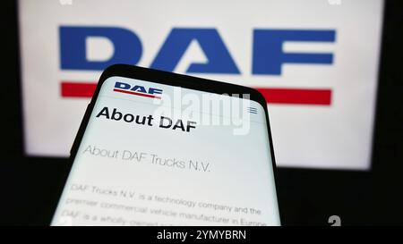 Stuttgart, Deutschland, 17.03.2024: Mobiltelefon mit Website des niederländischen Lkw-Herstellers DAF Trucks N.V. vor dem Geschäftslogo. Konzentrieren Sie sich auf die Spitze Stockfoto