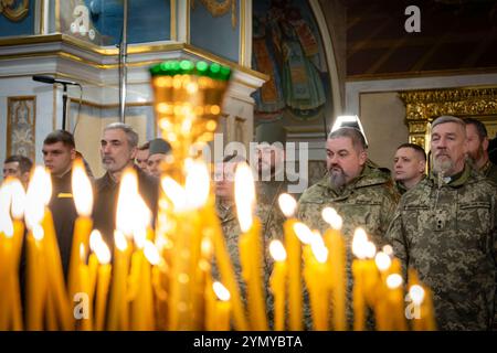 Kiew, Ukraine. November 2024. Ukrainische Militärseelsorger während eines mehrkonfessionellen Gebetsgottesdienstes zu Ehren der Opfer der Holodomor-Hungersnot in der Heiligen Dormition Kathedrale der Kiew-Petschersk Lawra am 23. November 2024 in Kiew, Ukraine. Die Ukraine bezeichnete den Jahrestag des Massenverhungerns der Ukrainer durch Stalin, der 4 Millionen Menschen tötete. Kredit: Ukrainischer Ratsvorsitz/Pressestelle Des Ukrainischen Präsidenten/Alamy Live News Stockfoto