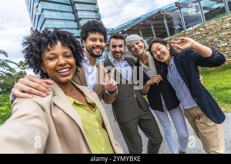 Multi-ethnische Geschäftskollegen, die Erfolge beim gemeinsamen Selfie im Freien in der Stadt feiern Stockfoto