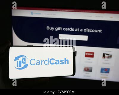 Stuttgart, Deutschland, 29.04.2024: Person, die ein Smartphone mit dem Logo des US-amerikanischen Geschenkkartenunternehmens CardCash vor der Website hält. Konzentrieren Sie sich auf Telefon d Stockfoto