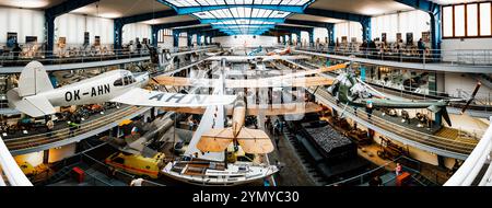 Ausstellungshalle des Nationalen Technischen Museums in Prag mit historischen Flugzeugen und Fahrzeugen Stockfoto