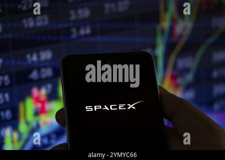 SpaceX-Logo auf dem Smartphone-Bildschirm. SpaceX ist ein US-amerikanischer Hersteller von Luft- und Raumfahrtunternehmen. Space Exploration Technologies Corp-D Stockfoto