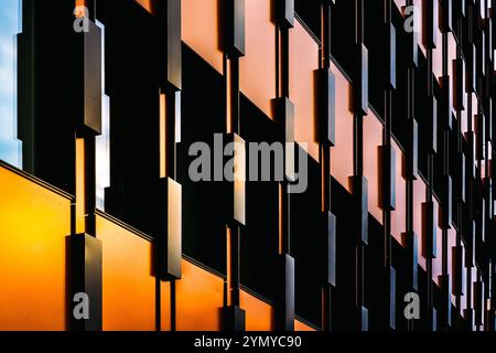 Moderne mehrfarbige architektonische Fassade mit sich wiederholenden geometrischen Mustern Stockfoto