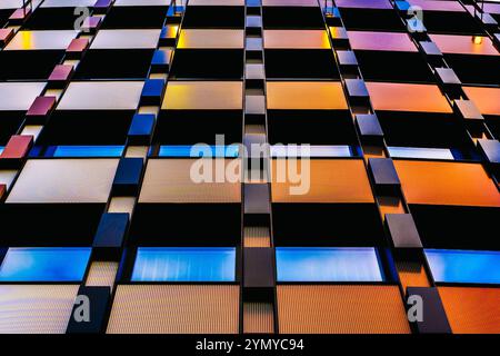 Moderne mehrfarbige architektonische Fassade mit sich wiederholenden geometrischen Mustern Stockfoto