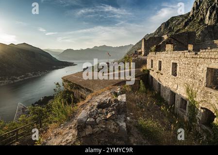 Blick auf die Bucht von Kotor vom Hügel über der Stadt, Montenegro. Stockfoto