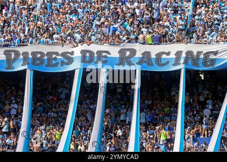 Argentiniens Racing Club Fans jubeln ihr Team vor / während des letzten Fußballspiels der CONMEBOL Copa Sudamericana gegen den brasilianischen Cruzeiro im La Nueva Olla Stadion in Asuncion, Paraguay, am 23. November 2024 an. Stockfoto