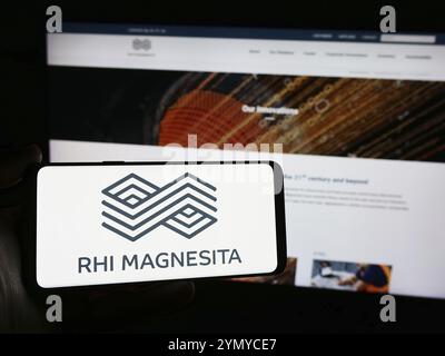 Stuttgart, Deutschland, 04.07.2024: Person, die ein Smartphone mit dem Logo der Firma RHI Magnesita N.V. vor der Website hält. Konzentrieren Sie sich auf den ph-Wert Stockfoto