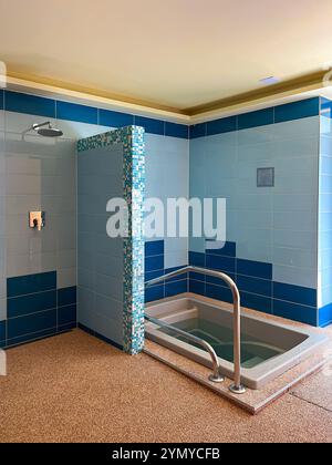 Kaltes Tauchbecken und Dusche im Wellnesscenter Stockfoto