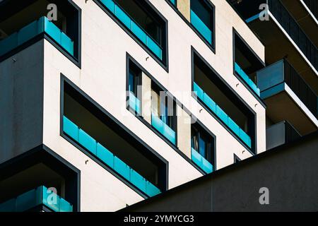 Städtische Wohnfassade mit lebhaften Balkonen und minimalistischem Design Stockfoto