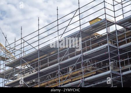 Großes Bürogebäude im Bau Stockfoto