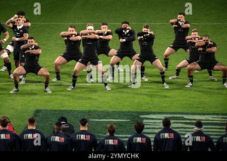 Torino, Italien. November 2024. Neuseeländische Spieler führen ein Haka vor dem internationalen Rugby union-Testspiel der Autumn Nations Series zwischen Italien und Neuseeland im Allianz Stadium in Turin, Italien - News - Samstag, 23. November 2024. (Foto: Marco Alpozzi/Lapresse) Credit: LaPresse/Alamy Live News Stockfoto