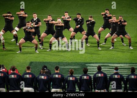 Torino, Italien. November 2024. Neuseeländische Spieler führen ein Haka vor dem internationalen Rugby union-Testspiel der Autumn Nations Series zwischen Italien und Neuseeland im Allianz Stadium in Turin, Italien - News - Samstag, 23. November 2024. (Foto: Marco Alpozzi/Lapresse) Credit: LaPresse/Alamy Live News Stockfoto