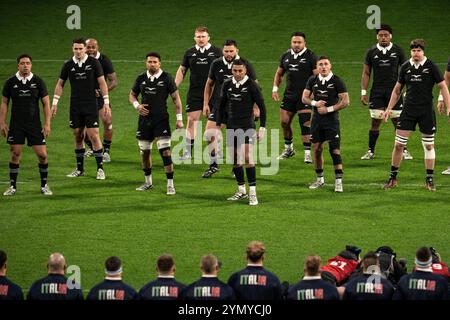 Torino, Italien. November 2024. Neuseeländische Spieler führen ein Haka vor dem internationalen Rugby union-Testspiel der Autumn Nations Series zwischen Italien und Neuseeland im Allianz Stadium in Turin, Italien - News - Samstag, 23. November 2024. (Foto: Marco Alpozzi/Lapresse) Credit: LaPresse/Alamy Live News Stockfoto