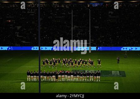 Torino, Italien. November 2024. Neuseeländische Spieler führen ein Haka vor dem internationalen Rugby union-Testspiel der Autumn Nations Series zwischen Italien und Neuseeland im Allianz Stadium in Turin, Italien - News - Samstag, 23. November 2024. (Foto: Marco Alpozzi/Lapresse) Credit: LaPresse/Alamy Live News Stockfoto