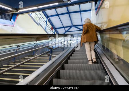 Passagiere steigen die Rolltreppe an der Metrostation La Almudena in Barrio Ventas in Madrid, Spanien, hinauf. Stockfoto