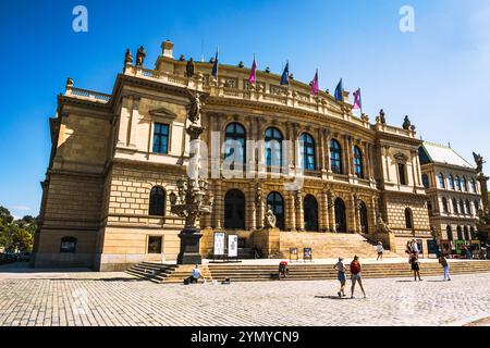 Das majestätische Rudolfinum-Gebäude: Ein historisches Kulturdenkmal in Prag Stockfoto