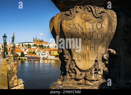 Ikonischer Blick auf die Prager Burg von der Karlsbrücke mit dekorativem Eisen und historischen Statuen Stockfoto
