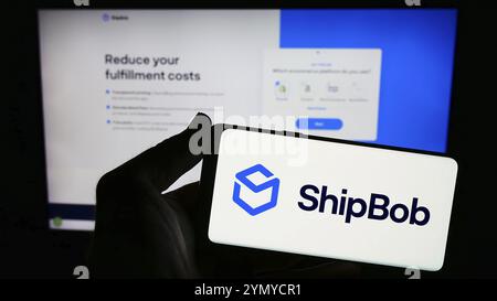 Stuttgart, Deutschland, 03.05.2024: Person mit Smartphone mit Logo des US-Logistikunternehmens ShipBob Inc. Vor der Website. Konzentrieren Sie sich auf das Telefon Stockfoto