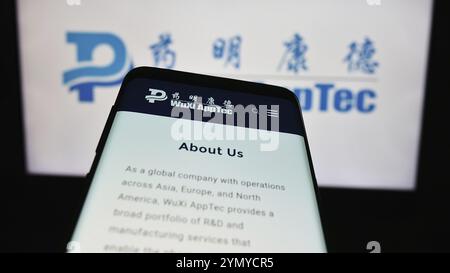 Stuttgart, Deutschland, 03.05.2024: Mobiltelefon mit Website des chinesischen Pharmaunternehmens Wuxi AppTec Co. Ltd. Vor dem Firmenlogo. Konzentrieren Sie sich auf t Stockfoto