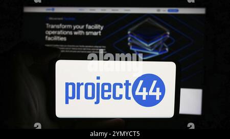 Stuttgart, Deutschland, 14.07.2024: Person, die ein Mobiltelefon mit dem Logo des US-amerikanischen Supply Chain Software-Unternehmens Project44 Inc. Vor der Business-Website hält. Fo Stockfoto