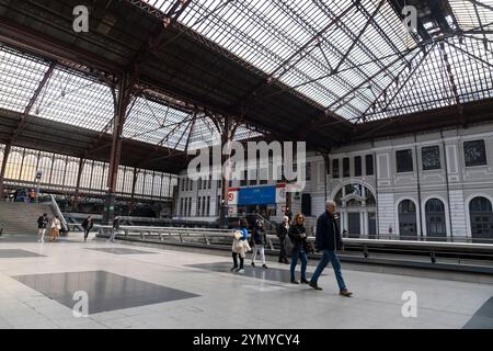 Die Passagiere passieren den Bahnhof Príncipe Pío in Madrid, Spanien. Stockfoto