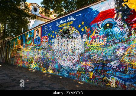 Die Lennonmauer in Prag: Eine farbenfrohe Hommage an Freiheit, Energie und Kreativität Stockfoto