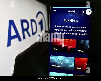 Stuttgart, Deutschland, 04.10.2024: Handybesitzer mit Internetseite des öffentlich-rechtlichen Rundfunks ARD vor dem Logo. Fokus o Stockfoto