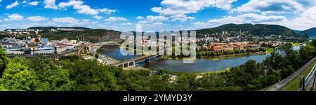 Panorama der Stadt Ústí nad Labem, Blick auf die Elbe und Brücken über den Fluss Stockfoto