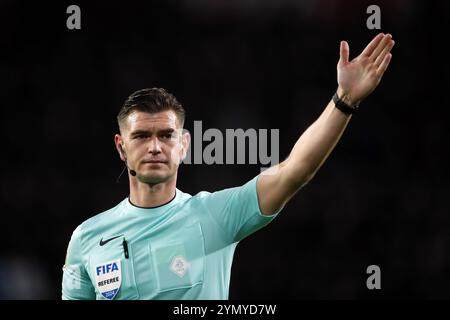 EINDHOVEN - Schiedsrichter Joey Kooij während des niederländischen Eredivisie-Spiels zwischen PSV Eindhoven und FC Groningen im Phillips Stadium am 23. November 2024 in Eindhoven, Niederlande. ANP BART STOUTJESDIJK Stockfoto