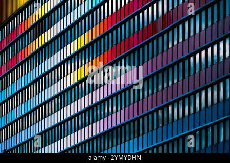 Farbenfrohe Fassade mit geometrischen Fenstermustern Stockfoto