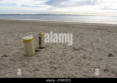 Mülleimer am Strand an der Nordsee abends im kalten Herbst in den niederlanden Stockfoto