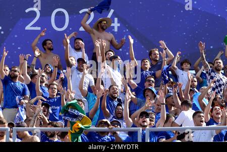 Die brasilianischen Cruzeiro-Fans jubeln ihr Team vor/während des letzten Fußballspiels der CONMEBOL Copa Sudamericana gegen den argentinischen Racing Club im La Nueva Olla Stadion in Asuncion, Paraguay, am 23. November 2024 an. Stockfoto