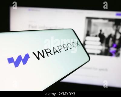 Stuttgart, 14.05.2024: Smartphone mit Logo des amerikanischen Softwareunternehmens TakeOne Network Corp. (Wrapbook) vor der Website. Konzentrieren Sie sich auf die Mitte Stockfoto