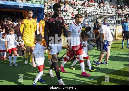 LEGNICA, POLEN - 11. SEPTEMBER 2023: Freundschaftsfußballspiel unter 20 Elite League Polen gegen Deutschland 1:1. Kapitän Joshua Quarshie (5) und Tomasz Neug Stockfoto