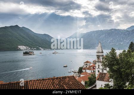 Blick auf die Bucht von Kotor von der Stadt Perast in Montenegro Stockfoto