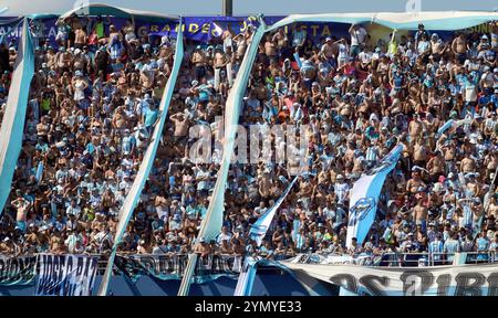 Argentiniens Racing Club Fans jubeln ihr Team vor / während des letzten Fußballspiels der CONMEBOL Copa Sudamericana gegen den brasilianischen Cruzeiro im La Nueva Olla Stadion in Asuncion, Paraguay, am 23. November 2024 an. Stockfoto