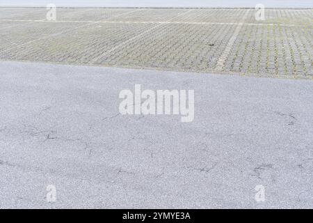 Ein einsamer Parkplatz ohne Autos und Leute Stockfoto