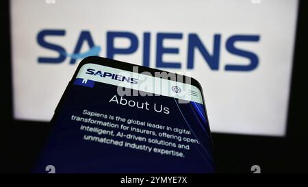 Stuttgart, Deutschland, 07.08.2024: Smartphone mit Webseite des israelischen Unternehmens Sapiens International Corporation N.V. vor dem Geschäftslogo. Konzentrieren Sie sich auf Stockfoto