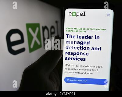 Stuttgart, Deutschland, 14.05.2024: Person, die ein Mobiltelefon hält und die Webseite des US-amerikanischen Cybersicherheitsunternehmens expel Inc. Vor dem Firmenlogo zeigt. Konzentrieren Sie sich auf die Mitte Stockfoto
