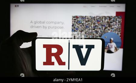 Stuttgart, Deutschland, 06.03.2024: Person, die ein Mobiltelefon mit Logo des US-Medienunternehmens Red Ventures LLC vor der Webseite hält. Konzentrieren Sie sich auf Telefon d Stockfoto