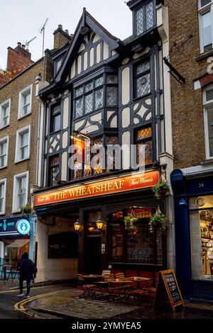 Der Wheatsheaf Pub am 25 Rathbone Place London. In den 1930er Jahren gab es einen Künstlerpub, der George Orwell, Dylan Thomas und Humphrey Jennings zu Gast war. Stockfoto