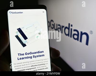 Stuttgart, Deutschland, 03.05.2024: Person, die ein Mobiltelefon mit Webseite des US-amerikanischen Bildungssoftware-Unternehmens Liminex Inc. (GoGuardian) mit Logo hält. Konzentrieren Sie sich auf Stockfoto