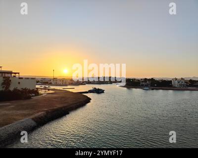 Aus der Vogelperspektive auf eine Flussbiegung unter einem wunderschönen Sonnenuntergang Stockfoto