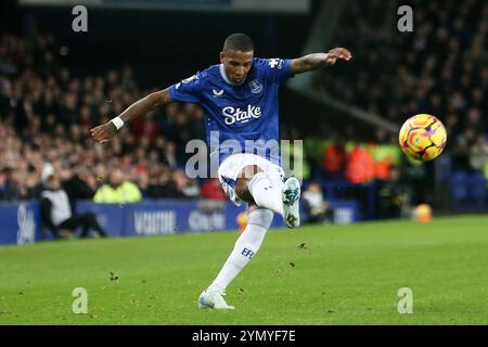 Liverpool, Großbritannien. November 2024. Ashley Young von Everton in Aktion. Premier League Spiel Everton gegen Brentford im Goodison Park in Liverpool am Samstag, 23. November 2024. Dieses Bild darf nur für redaktionelle Zwecke verwendet werden. Nur redaktionelle Verwendung, Bild von Chris Stading/Andrew Orchard Sportfotografie/Alamy Live News Credit: Andrew Orchard Sportfotografie/Alamy Live News Stockfoto