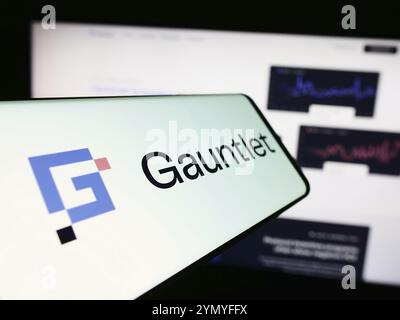 Stuttgart, 28.03.2024: Mobiltelefon mit Logo des amerikanischen Defi Solutions Unternehmens Gauntlet Networks Inc. Vor der Website. Fokus auf Mitte- Stockfoto