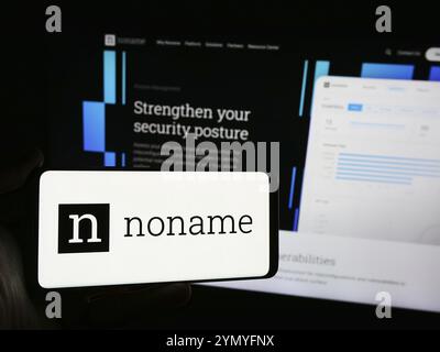 Stuttgart, Deutschland, 14.05.2024: Person, die ein Mobiltelefon mit dem Logo des amerikanischen Cybersicherheitsunternehmens Noname Security vor der Business-Webseite hält. Stockfoto