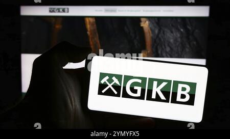 Stuttgart, Deutschland, 04.07.2024: Handybesitzer mit Logo der österreichischen GKB Bergbau GmbH vor der Webseite. Konzentrieren Sie sich auf die Telefonverteilung Stockfoto