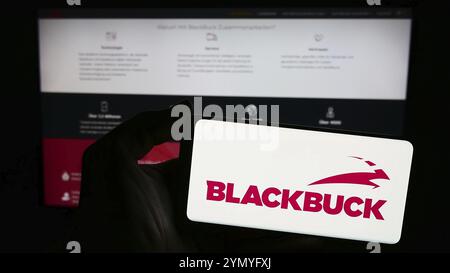 Stuttgart, Deutschland, 04.02.2024: Person mit Smartphone mit Logo der Firma Zinka Logistics Solutions Pvt. Ltd. (BlackBuck) vor der Website. Fo Stockfoto